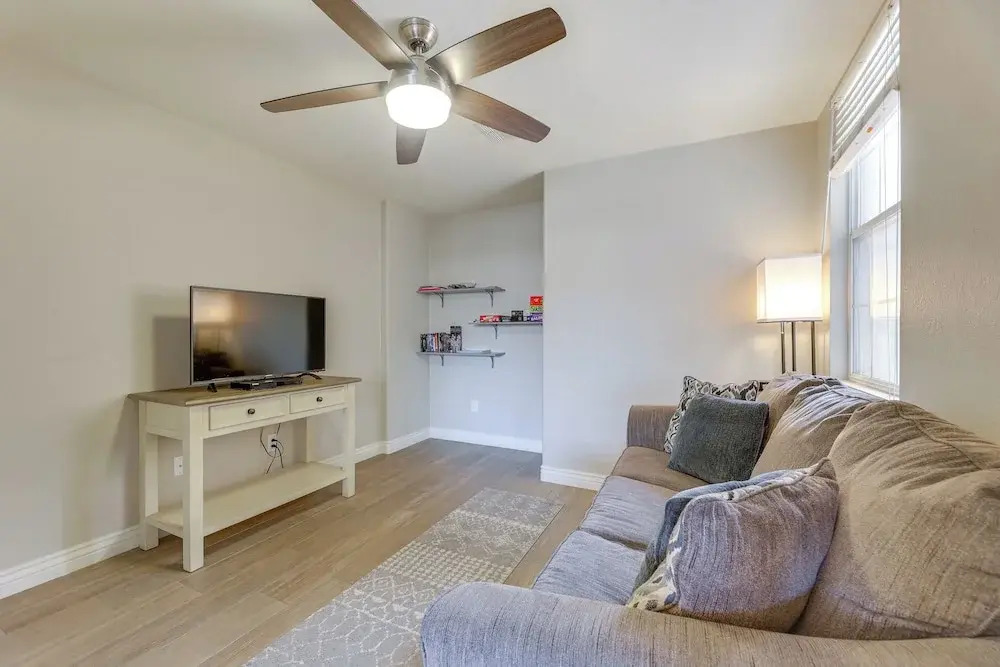4 Mi to Riparian Preserve: Mesa Abode w/ Hot Tub