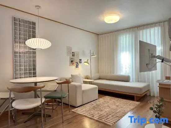 Modern 203 Stay