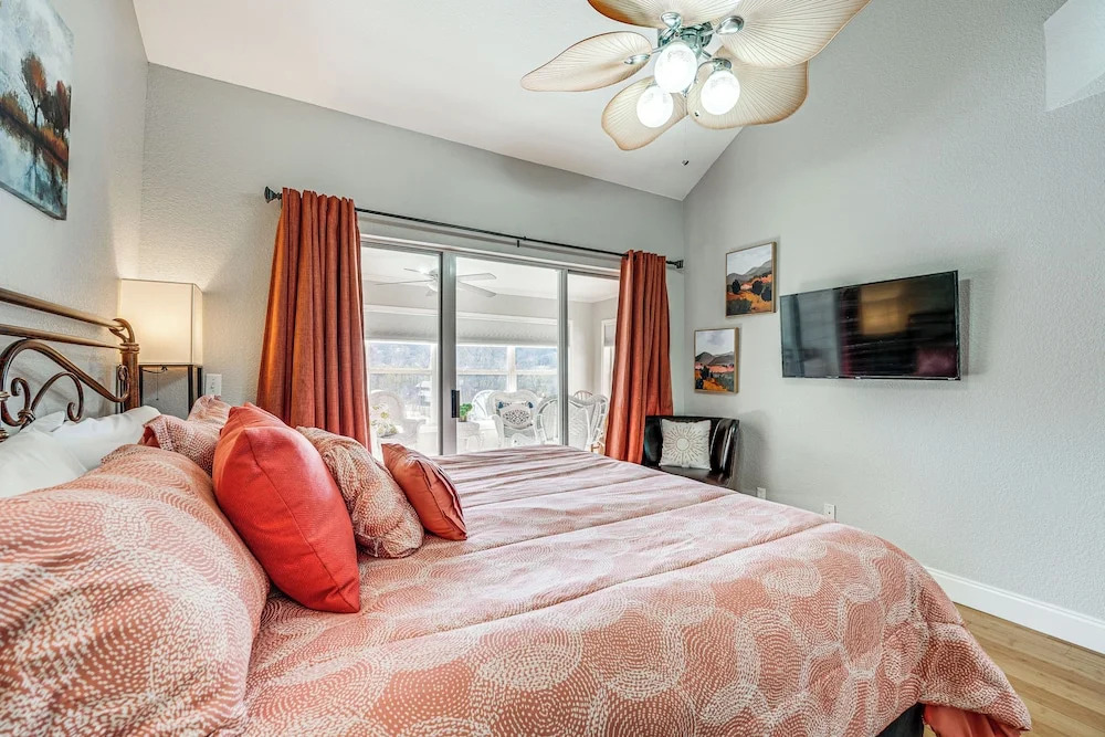 Marina Views & Cozy Sunroom: Condo in Branson!