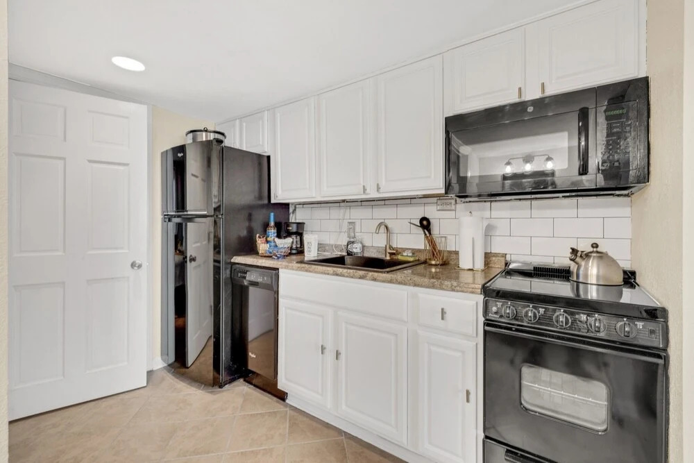 Beachfront, Two Queen Beds, Pool, Hot Tub, Free Parking 1 Bedroom Condo
