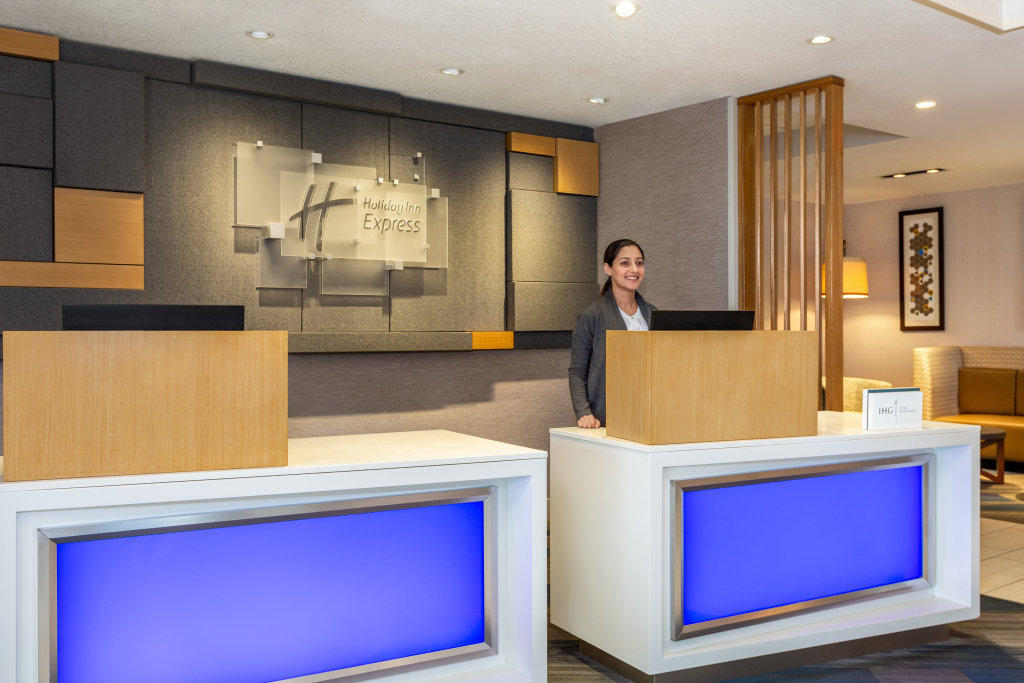 Holiday Inn Express & Suites - Redding by IHG