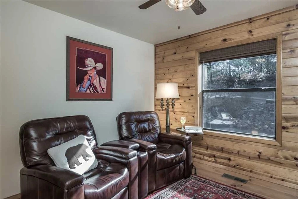 CenterView - Two Bedroom Cabin with Hot Tub
