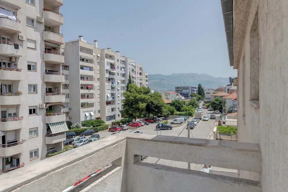 Spacious Apartment w Three Balconies and Parking