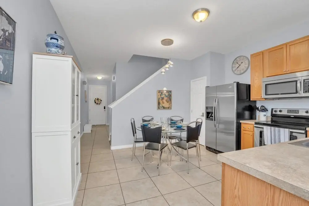 Gorgeous 3 bed Room Townhome Minutes to all the Attractions