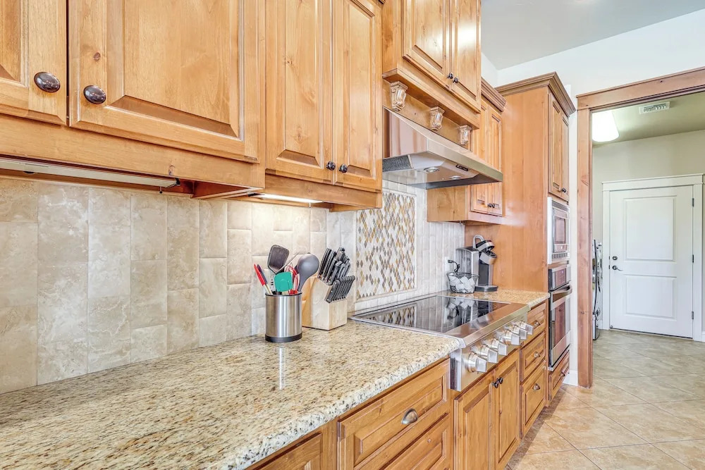 Ultimate Havasu Escape: Spacious 4BR 2 King Suites