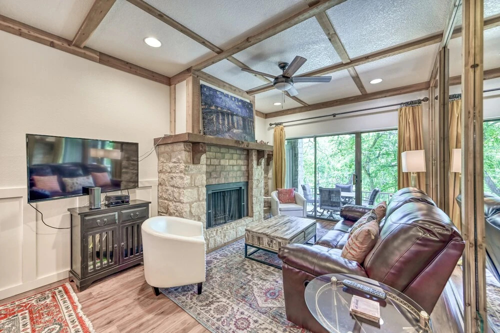 New! Luxurious Riverfront Condo Just 1 Blk to Schlitterbahn!