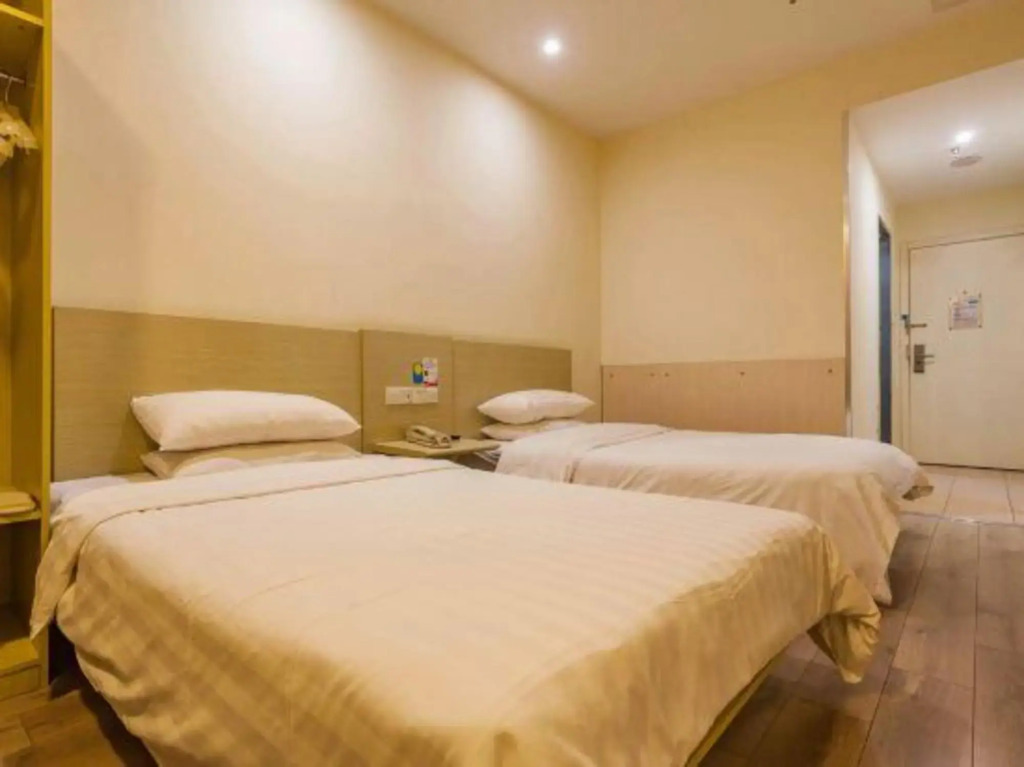 Pebble Motel (Kunshan Golden Eagle International Qianjin Middle Road)