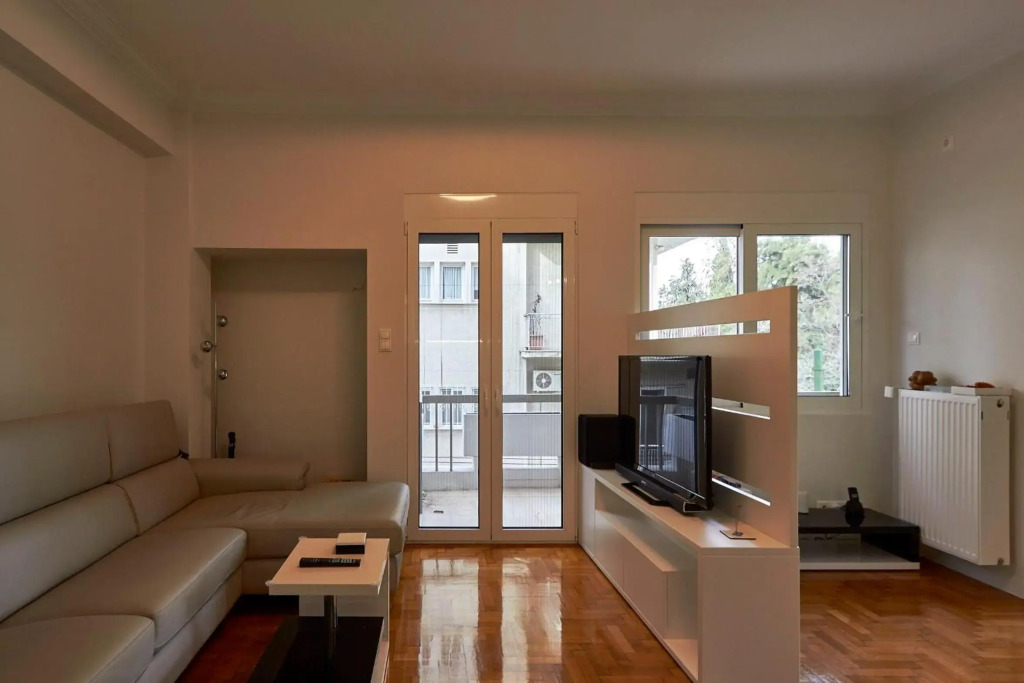 Fully renovated, family-friendly apartment, next to a huge green park, in Athens center