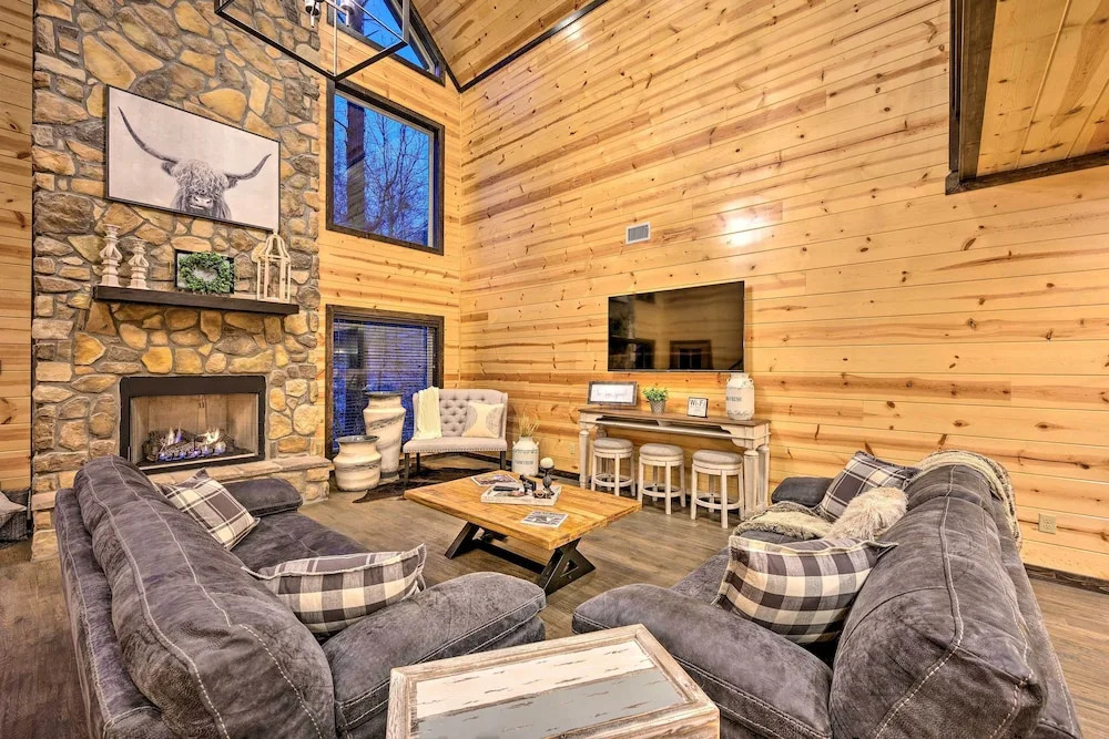 Outdoor Paradise w/ Hot Tub, Firepit, BBQ & More!