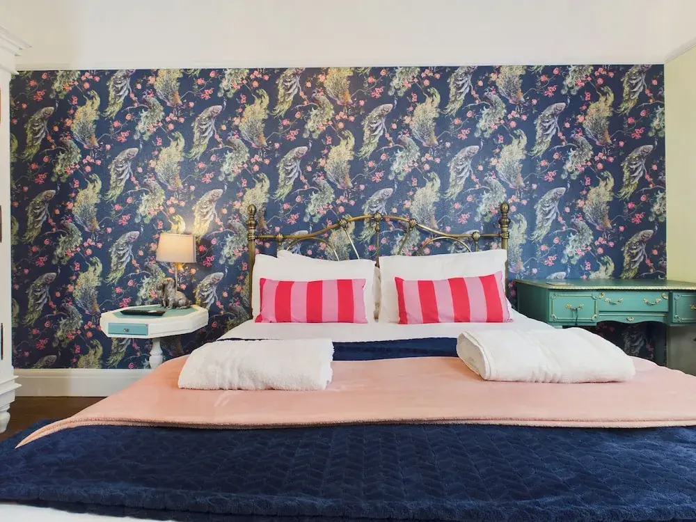 Unique 2 bed Leigh-on-sea- With Real Piano