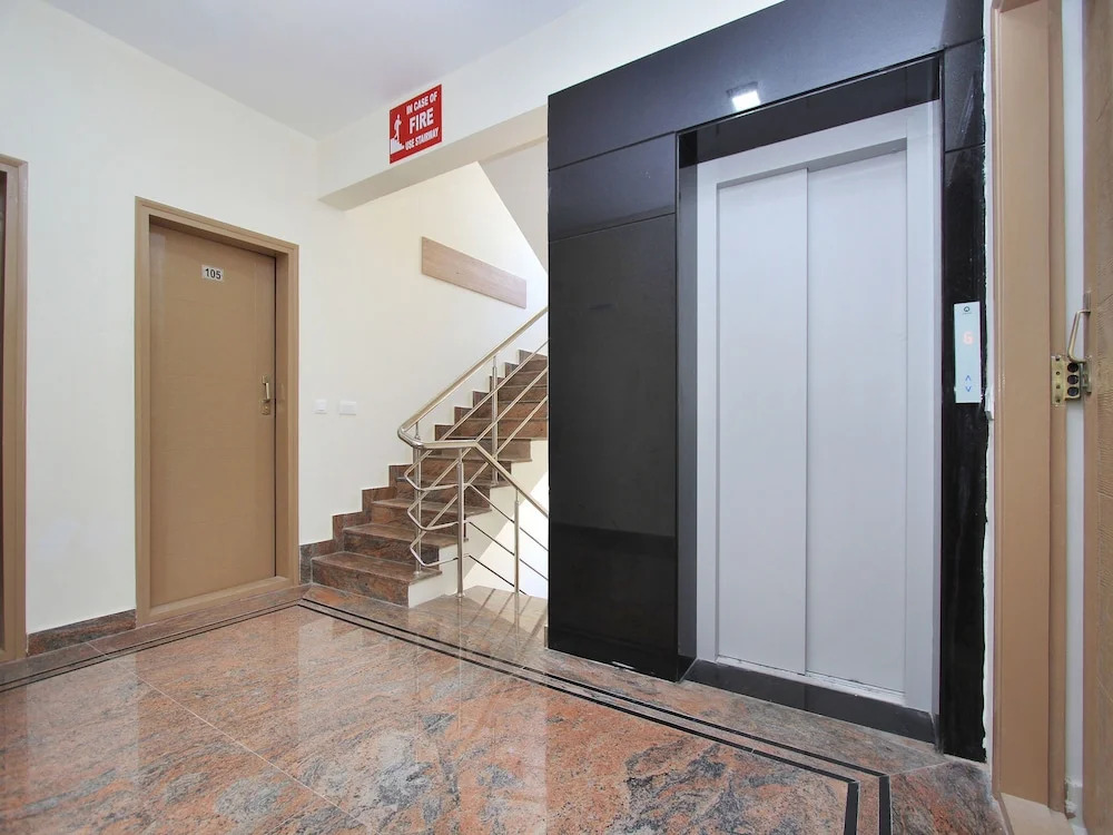 OYO 12465 SIRI Residency