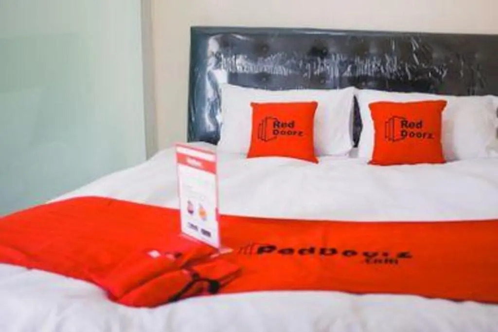RedDoorz Plus near Mall Ciputra Jakarta