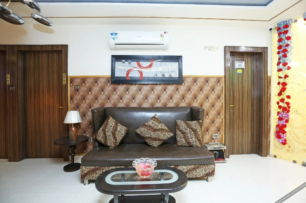 OYO 8183 Hotel Sandal Wood