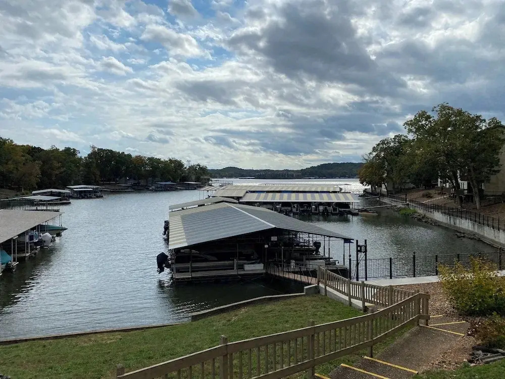Lakefront Couple Retreat Near Hot Spots and Dining