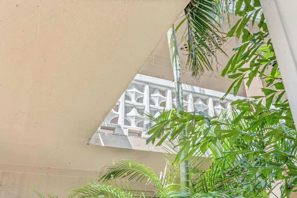 The Diplomat- 2 Bed Condo-3 Minute Walk to Beach!