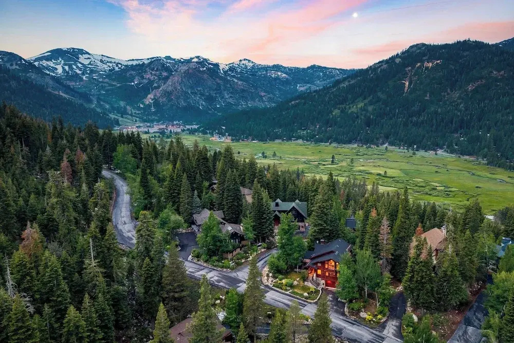 Cedars at Palisades by Avantstay Hot Tub, Resort Access, and Mountain Views