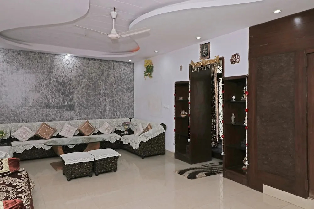 OYO 13042 Home Elegant 3BHK Picture Palace