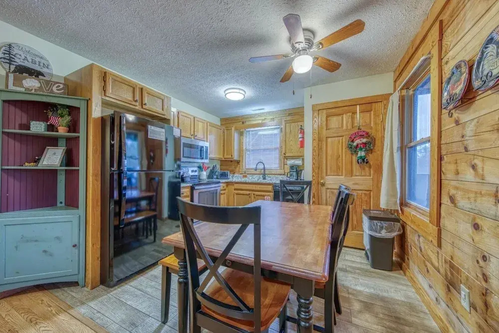 Er24 - Honeysuckle Holler Great Location..close To Town 3 Bedroom Cabin by RedAwning