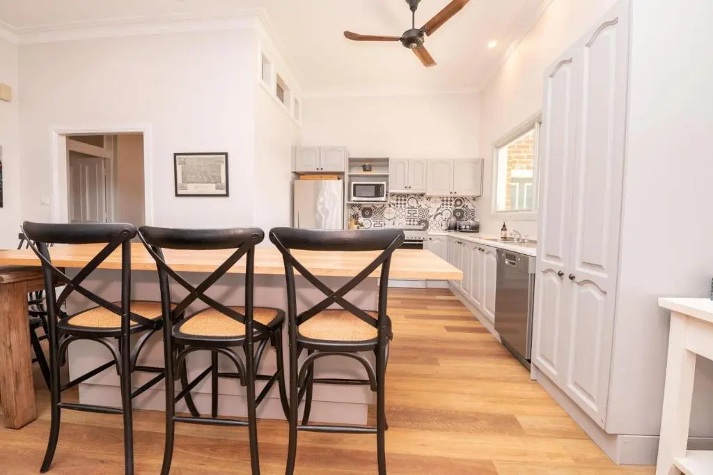 Dunkley House Bathurst Large CBD Heritage Home, Sleeps 10