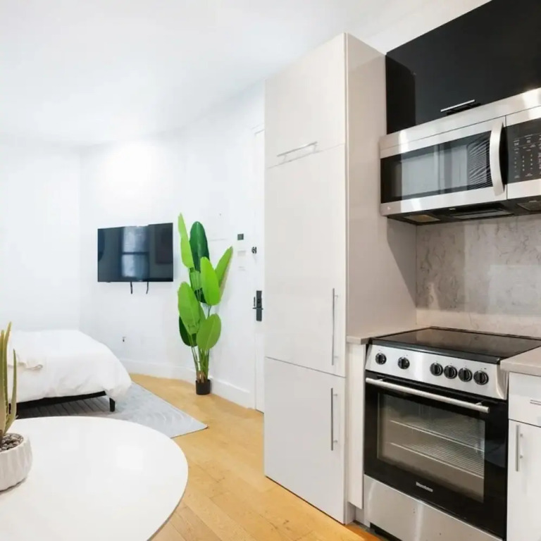 403-2e Newly Renovated Studio UES