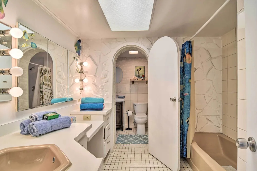 Breezy & Beachy Belleair Condo: 12 Steps to Shore!