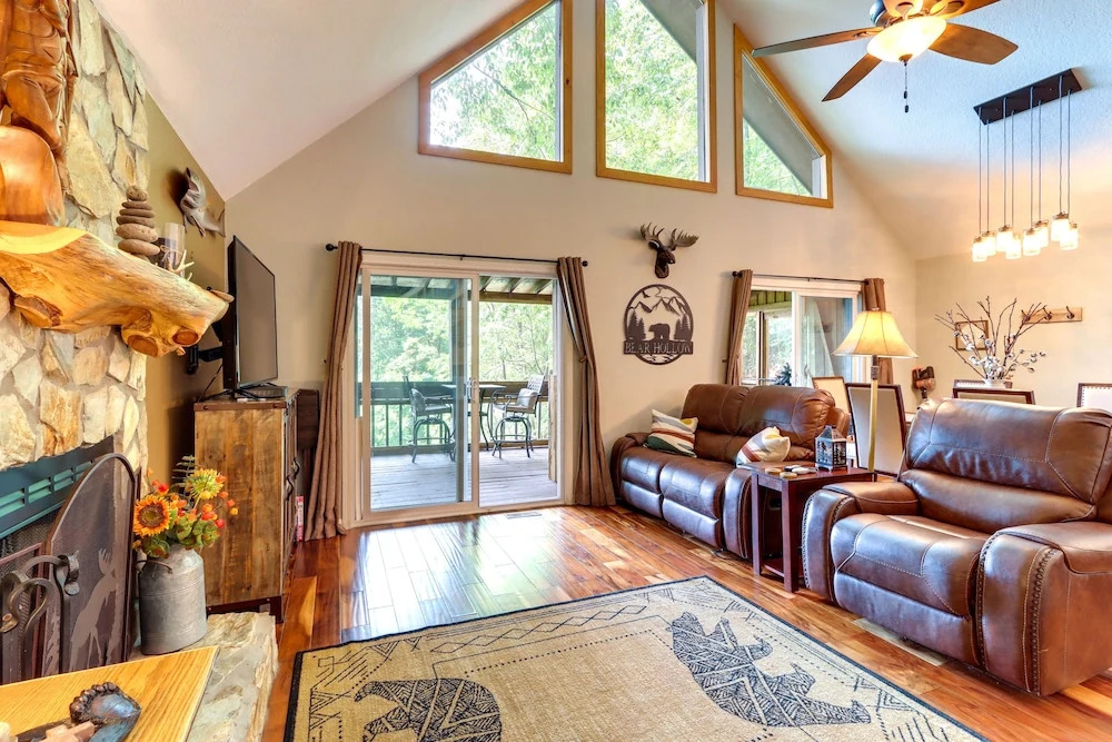 Cozy Murphy Cabin w/ Decks & Mountain Views!