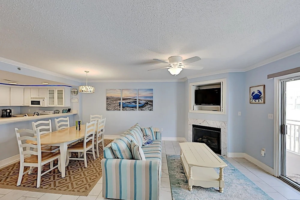 Bayside W/ Pool - Walk To Beach & Dining 2 Bedroom Condo