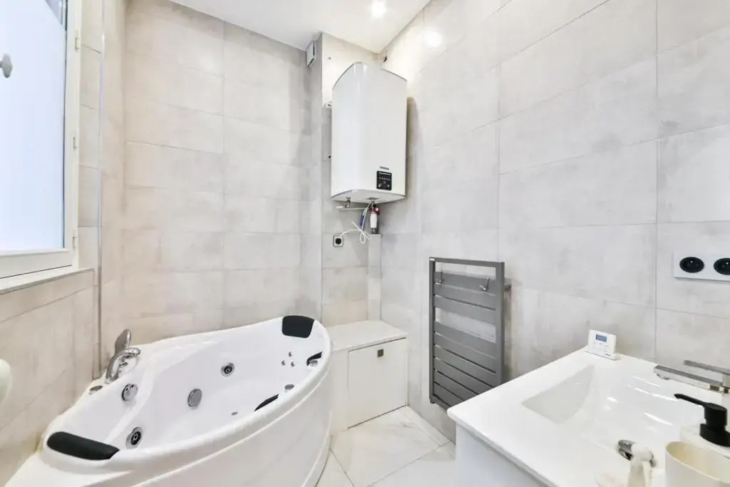 Champs Elysees!Montaigne, New Luxurious 6pers Flat