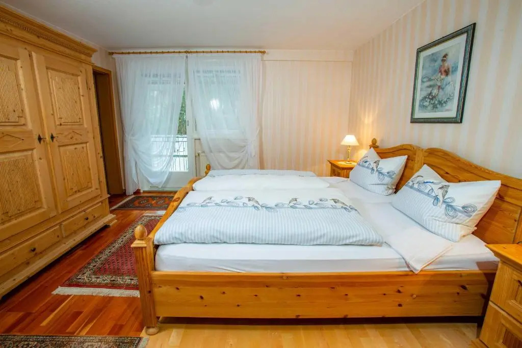 Ferienwohnung-Im-Kelterhaus-Wohnung-Blauer-Salon