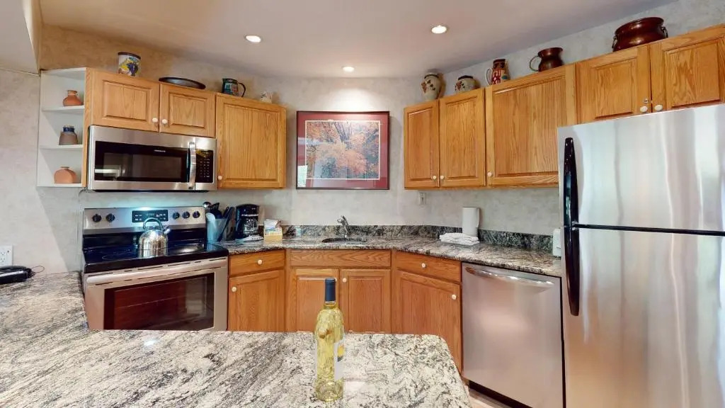 Laurelwood Condominiums Studio Premier Unit 403