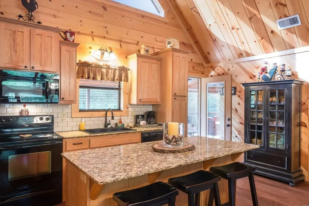 Copper Creek Open Cabin With Game Room and Hot Tub on the Deck by Redawning