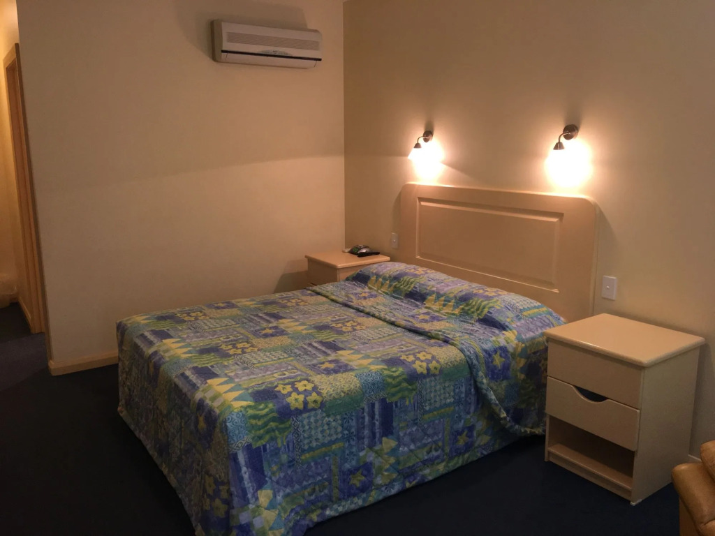 Mayfair Plaza Motel and Apartments