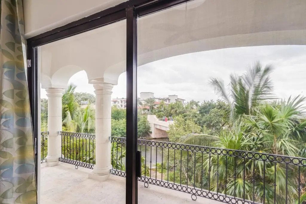 Lagoon & Beach Steps Away 5-bdrm Villa Elegancia