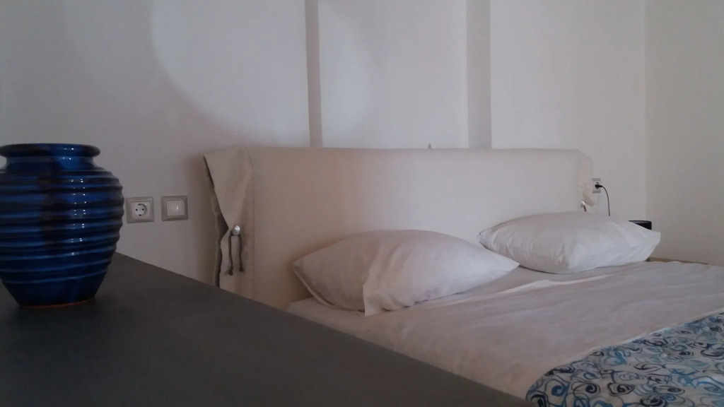 Manos Rooms