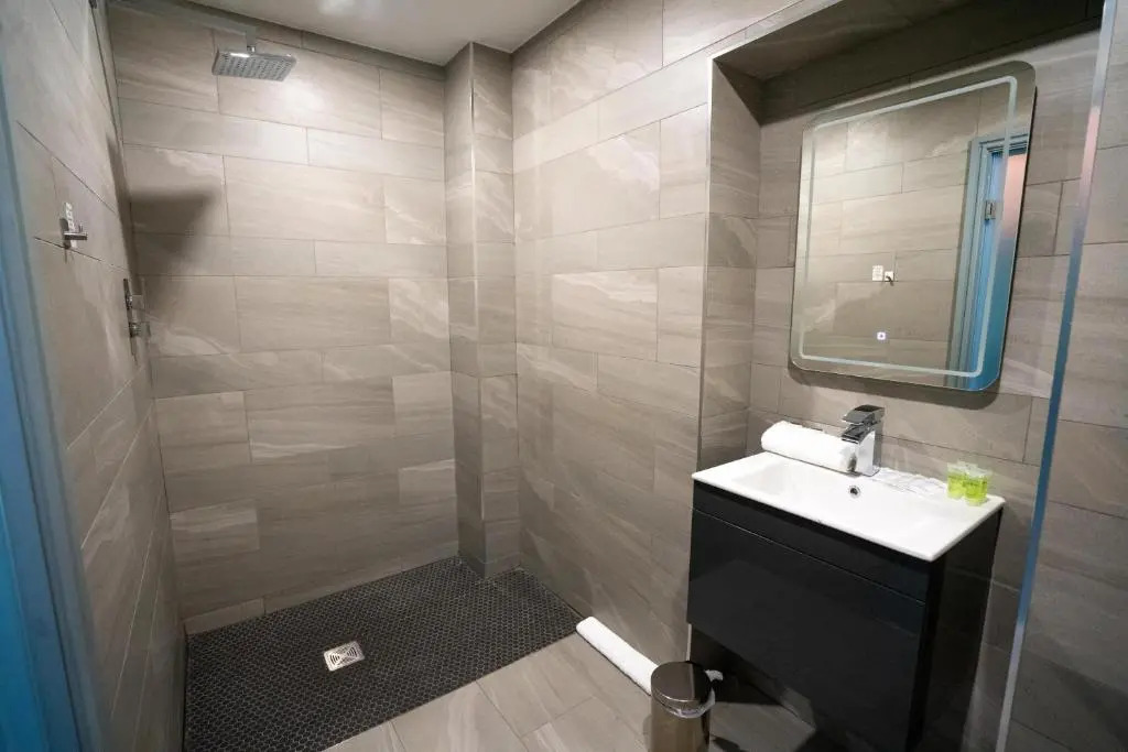 Hotel 105