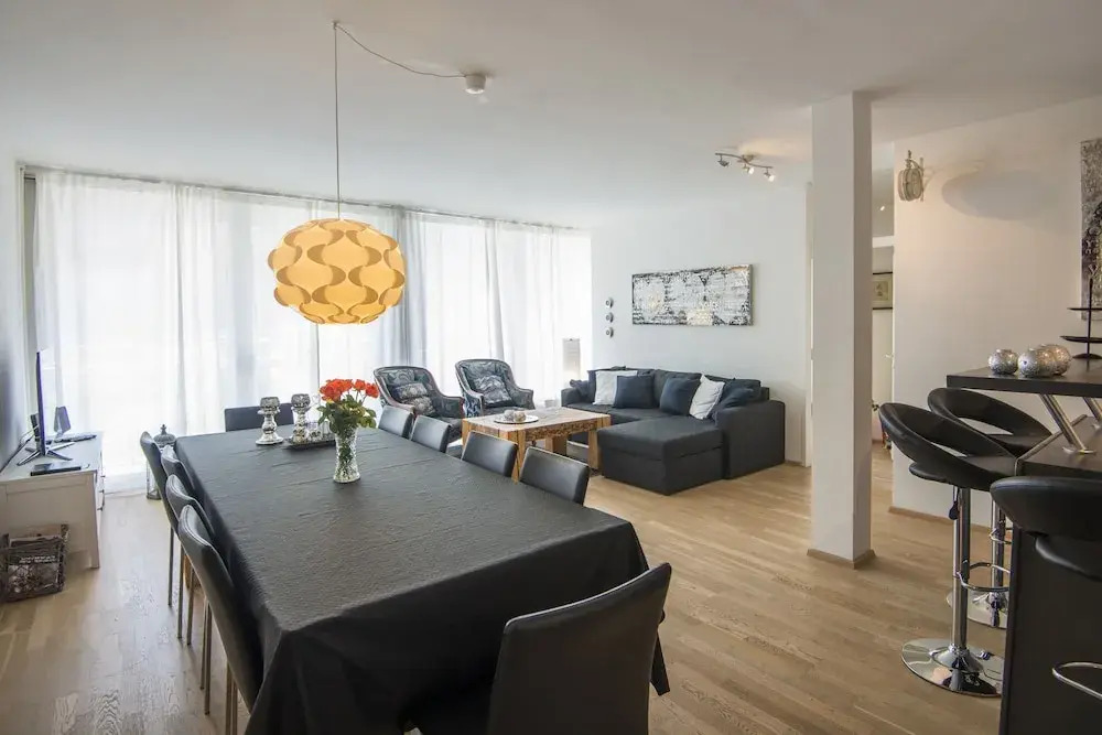Spacious Apartment With Mountain View