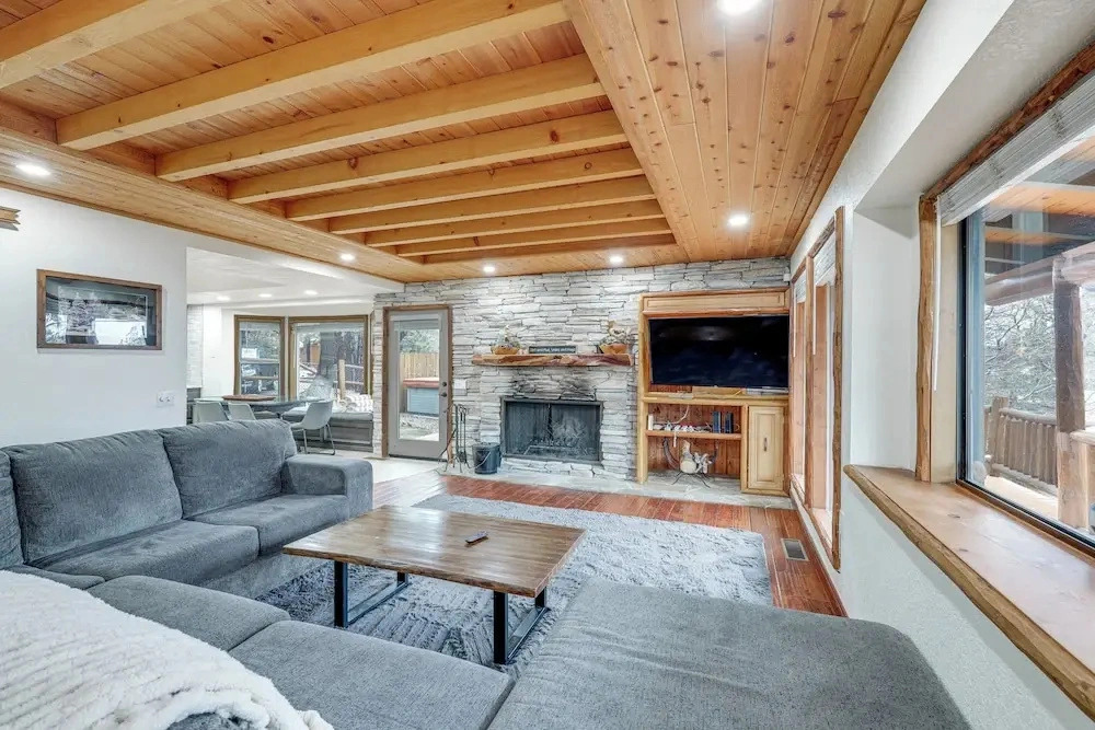 Renovated Moonridge Cabin w/ Hot Tub & Lake Views