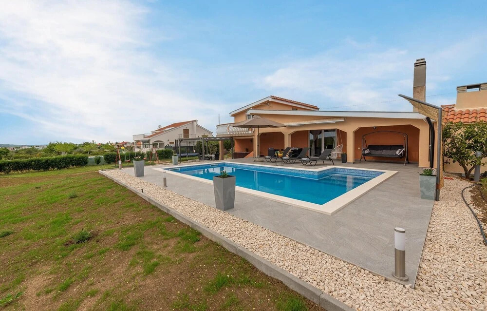 Luxurious Home In Debeljak, Sukosan