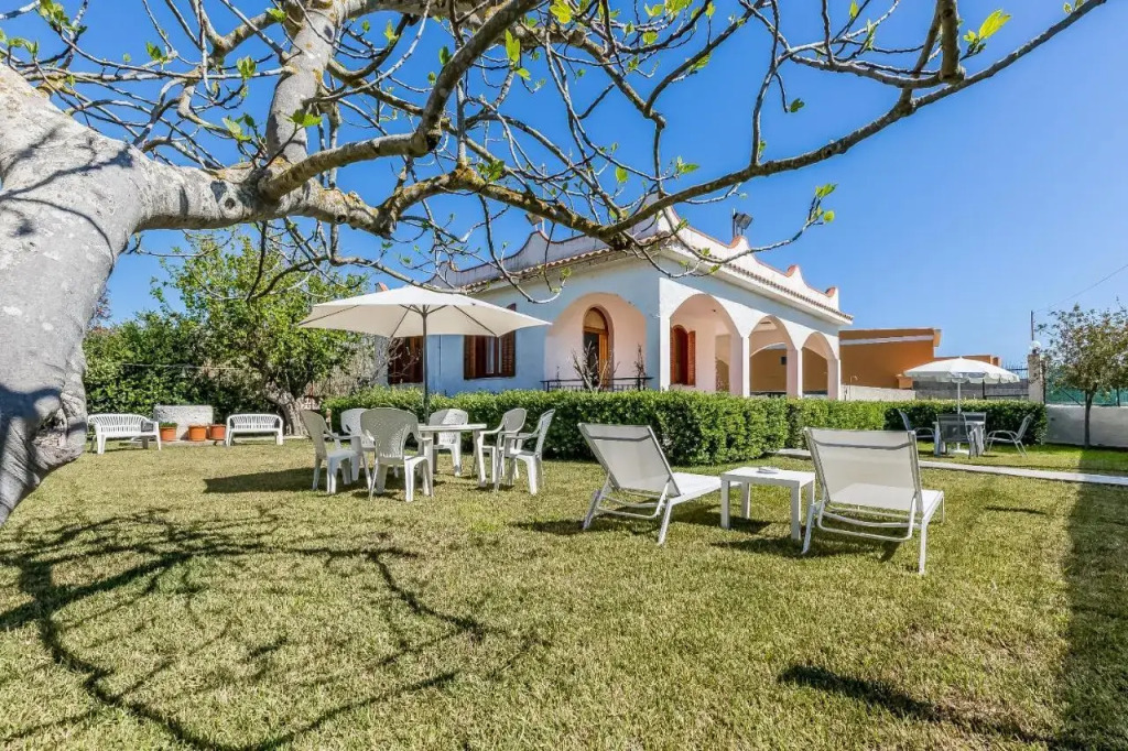 Red house near the sandy beach, parking & wi-fi
