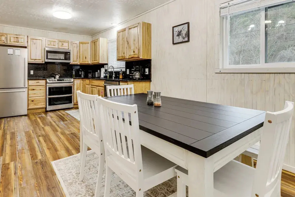Creekside Home w/ Hot Tub, 3 Mi to Dtwn Gatlinburg