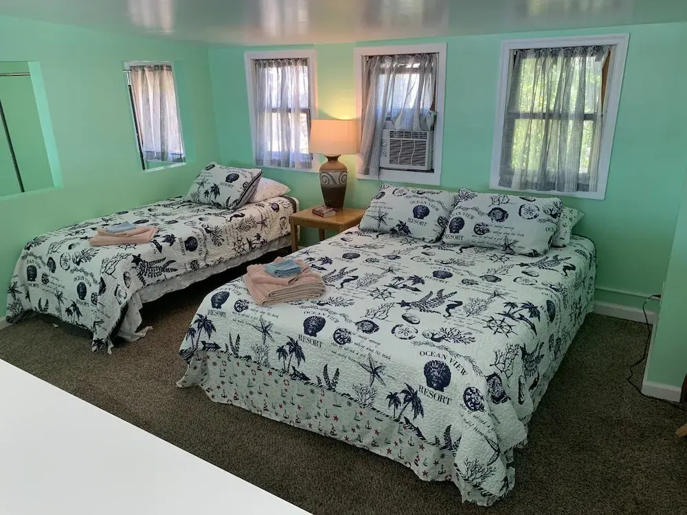The Boat House - Water Front, Wifi, Pet Friendly 1 Bedroom Home by RedAwning