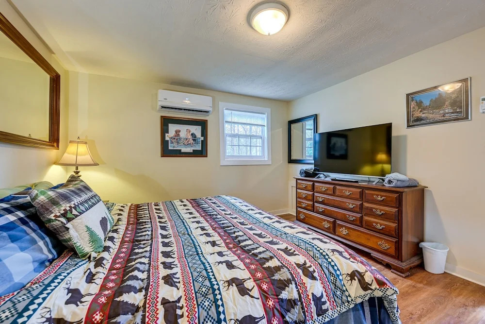 Ski & hike/Shared Hot tub: Cozy Whittier Retreat