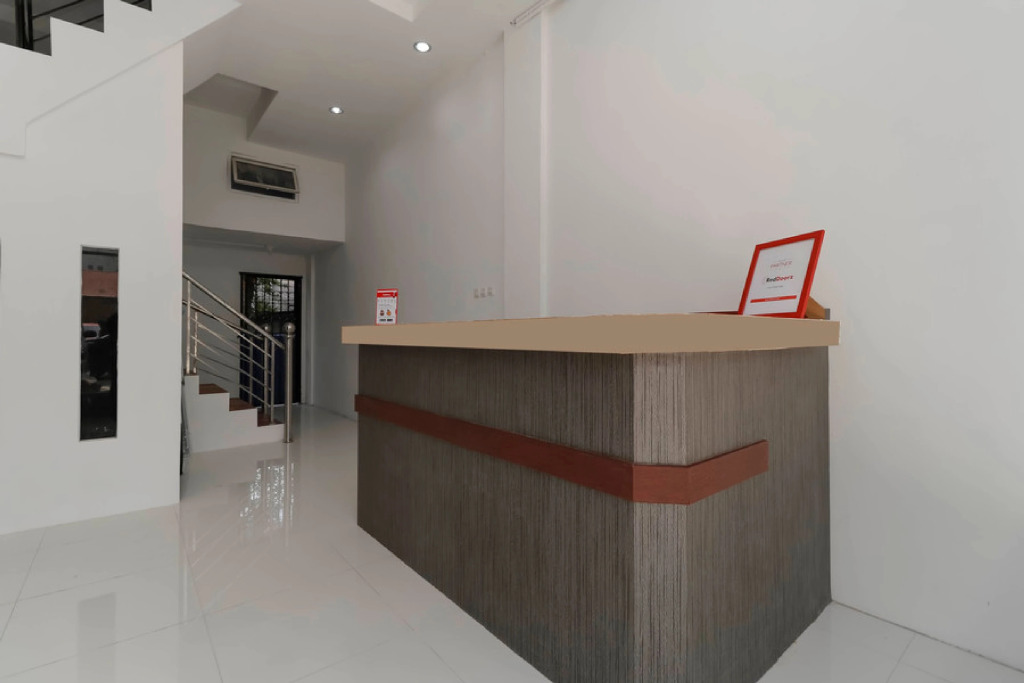 RedDoorz Plus near RS Royal Prima Medan