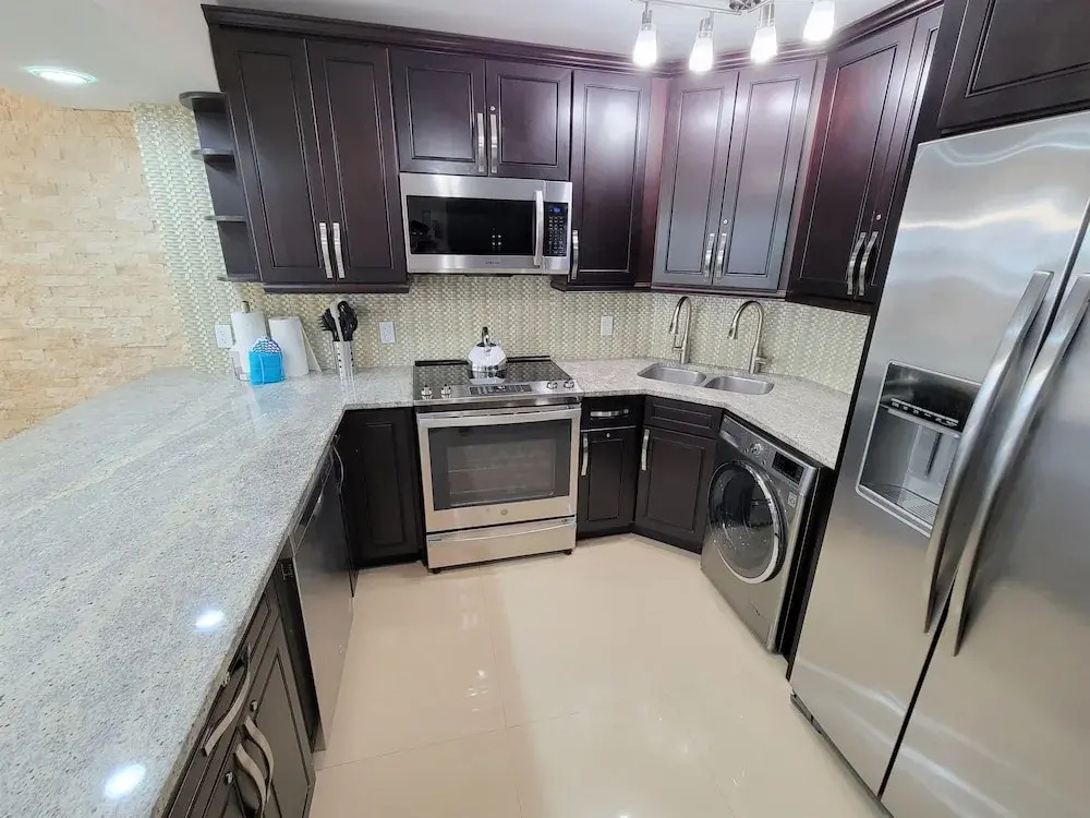 Alexander 819 2 Bedroom Apts