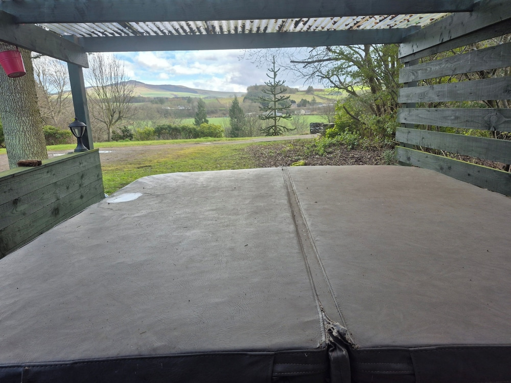 Bellhouse Hassendeanburn- Sleeps 10 hot tub