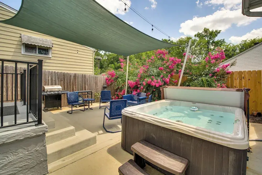 Walk to Oaklawn Racetrack: Hot Springs Getaway!