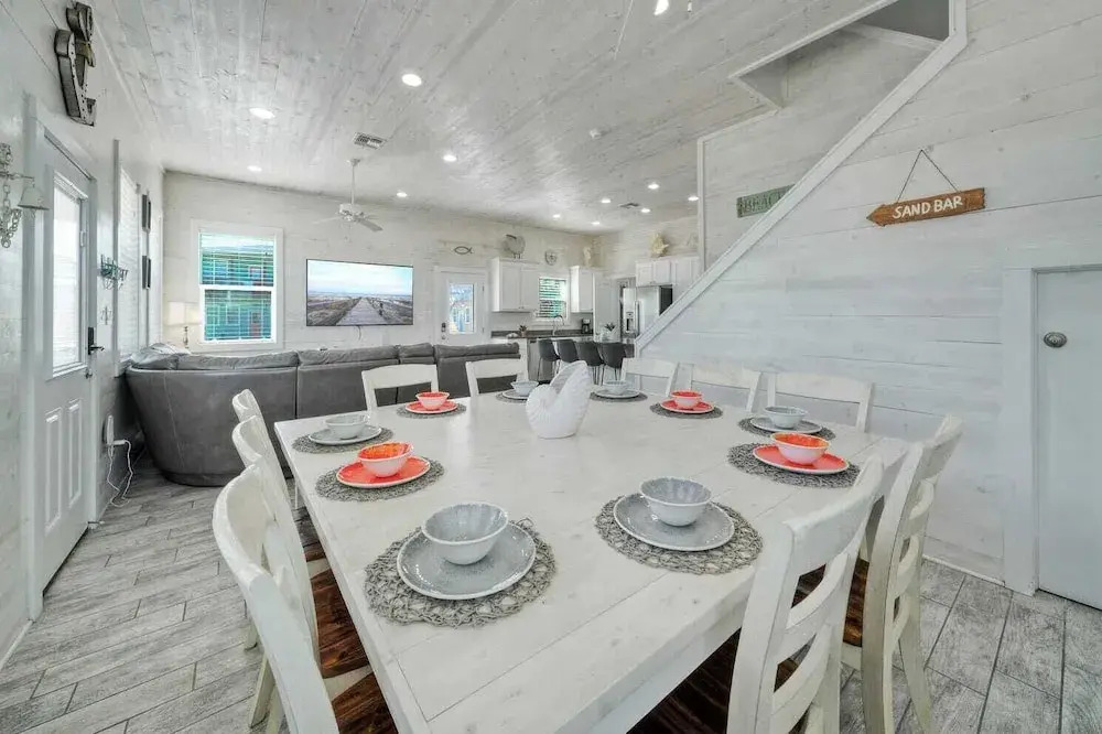 2 Homes in Gulf Village by Avantstay Sleeps 24, 2blocks to the Beach, Pool, Game Room, Patio w/ Outdoor Bar