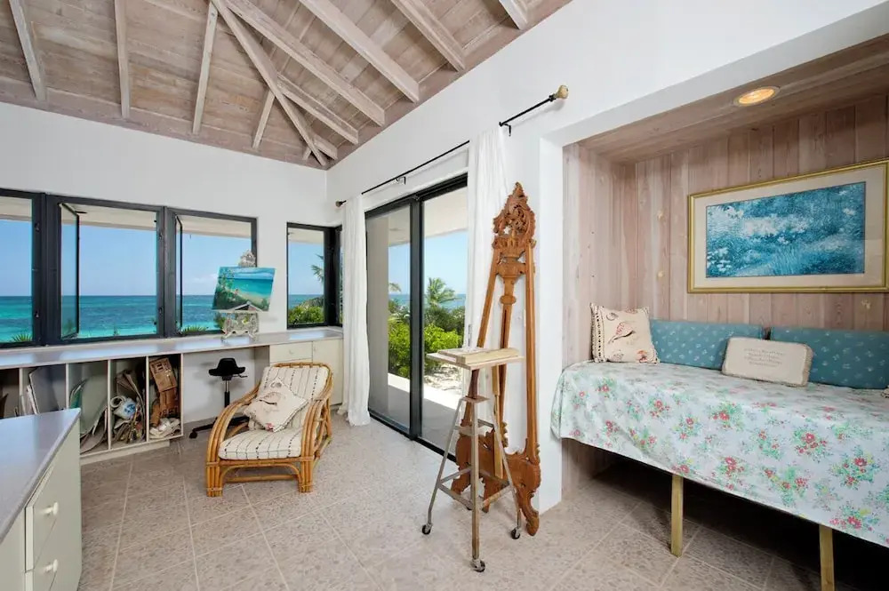 Tropical Hideaway: Charming Cottage Near Pink Sands Beach
