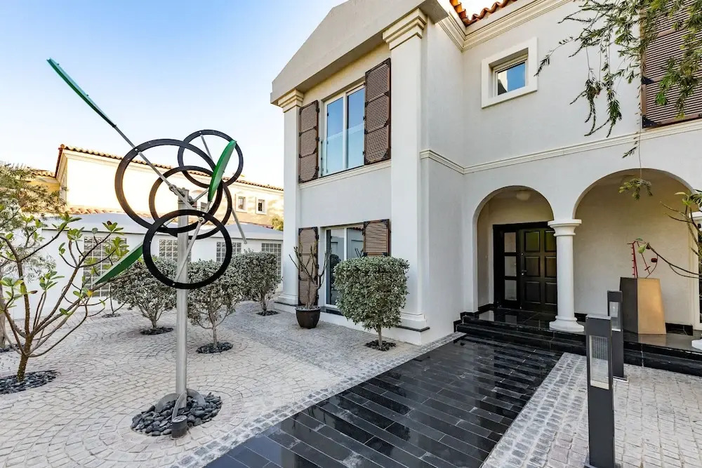 Artsy 4BR DIP Villa w Community Pool Gym