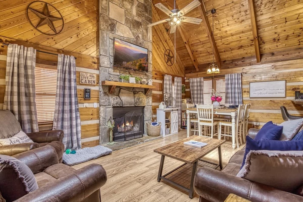 Laceys Place by Beyond Expectations With Hot Tub